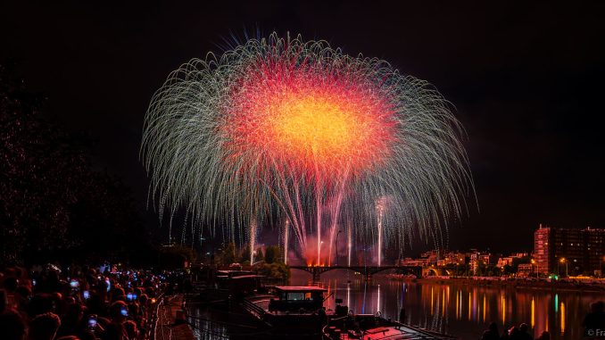 Feuerwerk auf der Pont de Levallois zum Nationalfeiertag in Paris