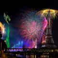 Olympische Drohnen- und Feuerwerksshow am Eiffelturm in Paris