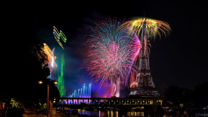 Olympische Drohnen- und Feuerwerksshow am Eiffelturm in Paris