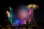 Olympische Drohnen- und Feuerwerksshow am Eiffelturm in Paris