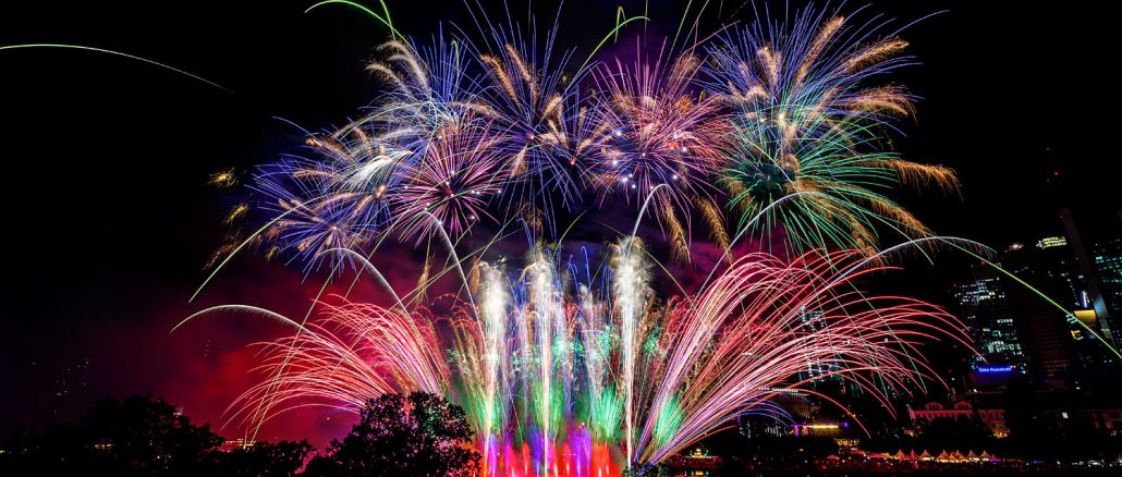 Extra breites Feuerwerk begeistert beim Museumsuferfest in Frankfurt