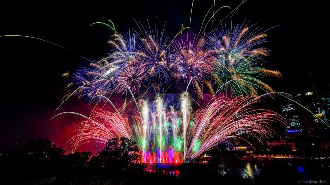 Extra breites Feuerwerk begeistert beim Museumsuferfest in Frankfurt