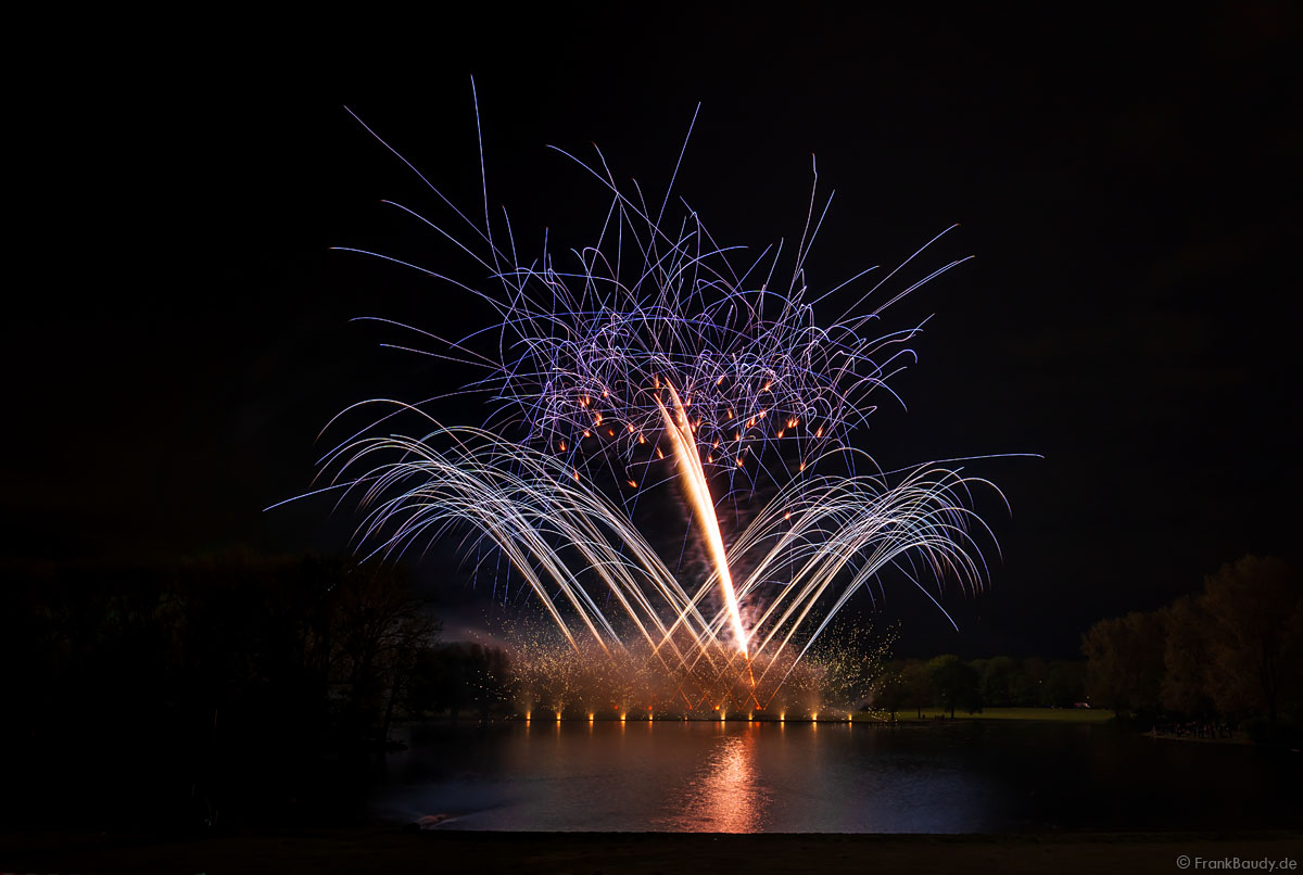 Schillerndes Feuerwerk Bei Rhein In Flammen In Bonn - Magazin Seitenstopper